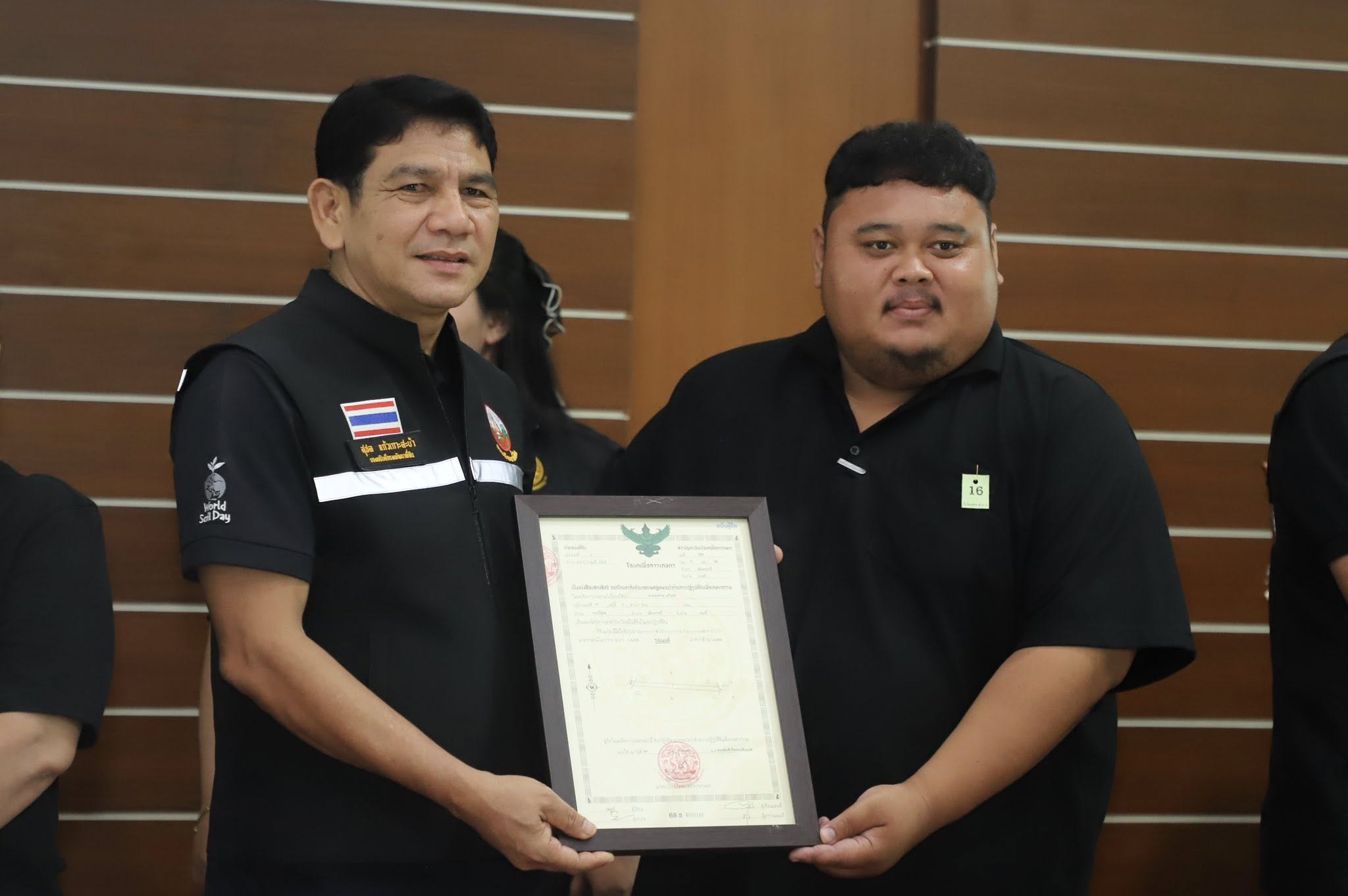 title - รมช.เกษตรฯ มอบโฉนดเพื่อการเกษตร โฉนดต้นไม้ ยกระดับที่ดินทำกินในกระบี่ หนุนเกษตรกรเข้าถึงแหล่งทุน